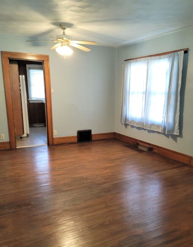Building Photo - FOR RENT- 1016 W 7th St *PETS OK*