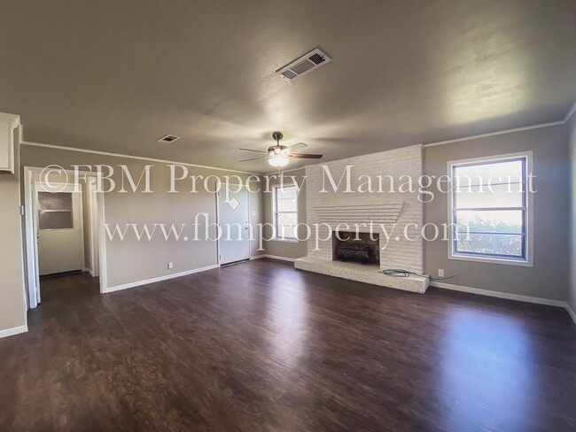 Building Photo - Gorgeous 2 Bedroom, 1.5 Bathroom Brick Hom...