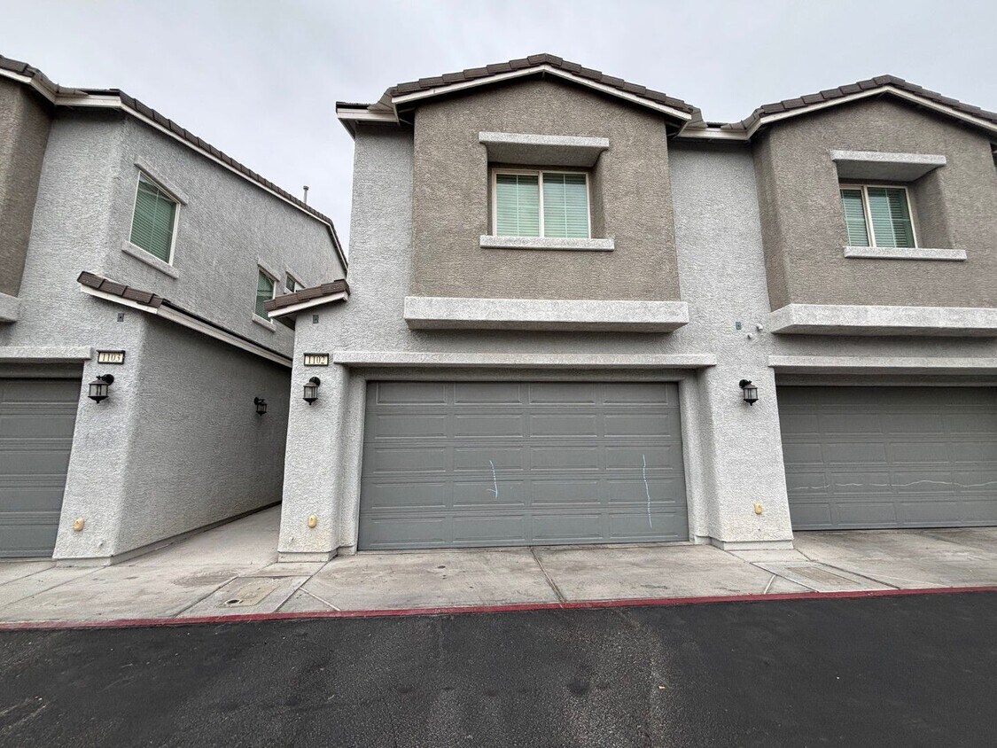 Foto principal - Beautiful Gated 3-Bed, 2.5-Bath Townhome in North Las Vegas!