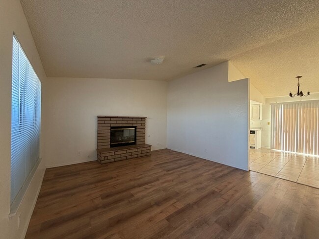 Foto del edificio - 3 Bedroom House Located in Cul De Sac Near Sportspark