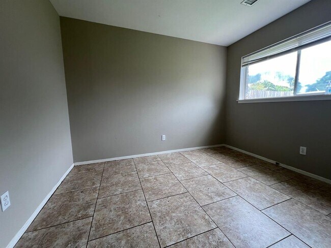 Building Photo - 4808 Crepe Myrtle Ln