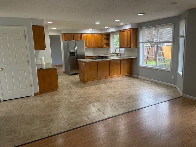 Building Photo - Beautiful 4 Bedroom 2-1/2 Bath Home in Wes...