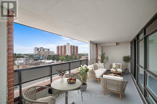 Photo du bâtiment - 830 Lawrence Ave W