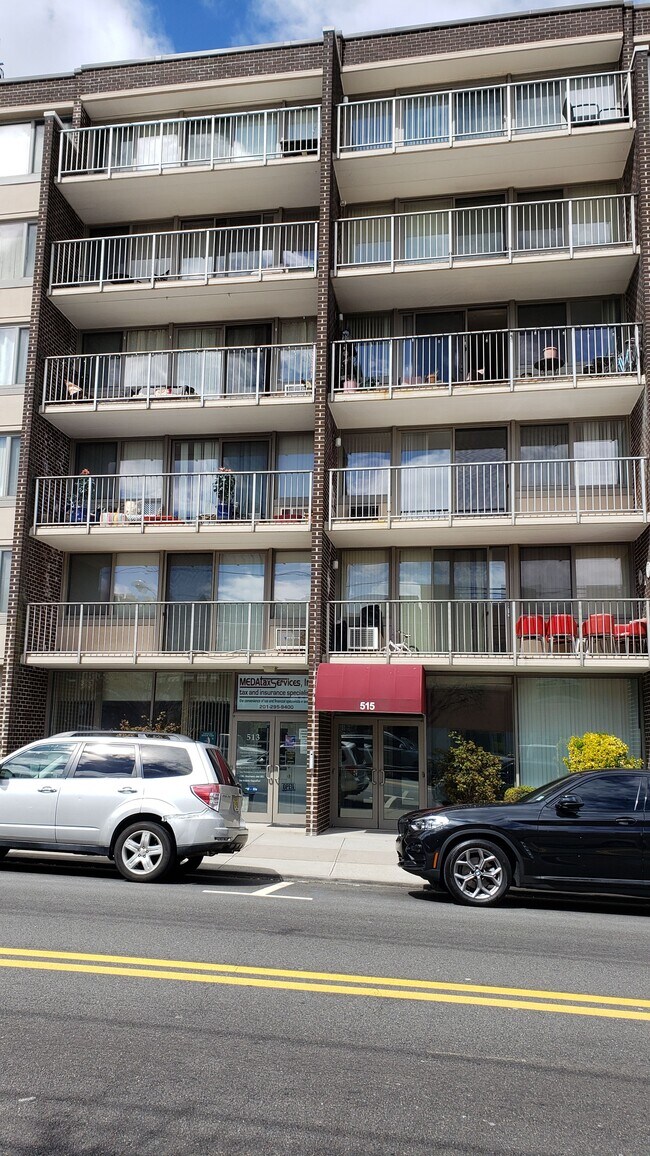Building Photo - 515 Anderson Ave