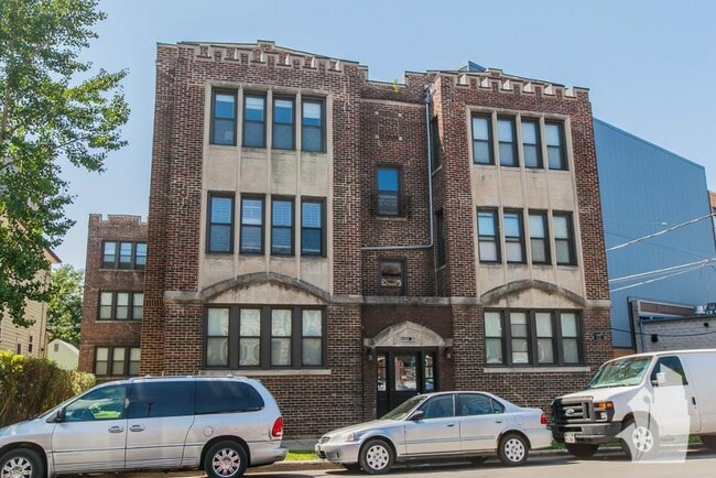 Building Photo - 2234 W Wilson Ave