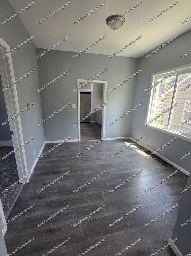Building Photo - Two Bedroom Main Floor Apartment