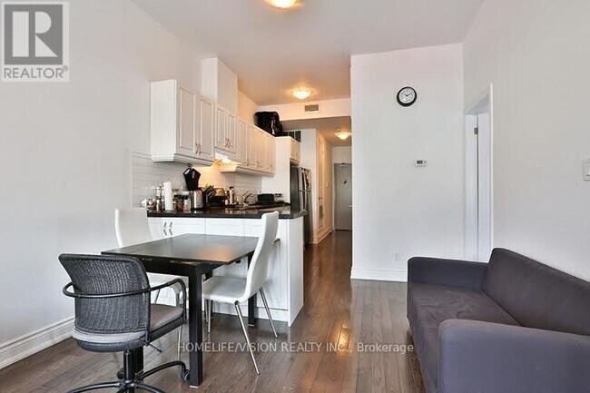 Photo du bâtiment - 683-683 Danforth Ave