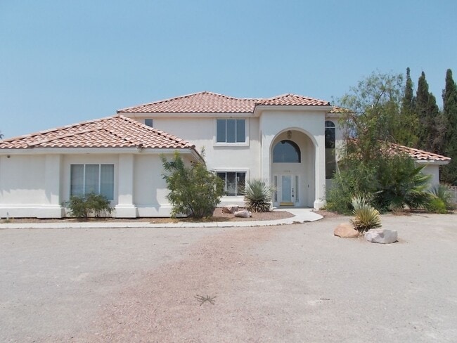 Building Photo - Spacious Estate on Nearly an Acre!