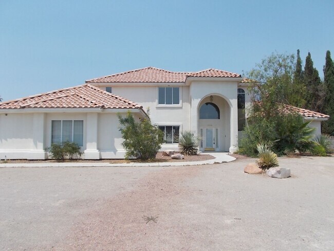 Foto del edificio - Spacious Estate on Nearly an Acre!
