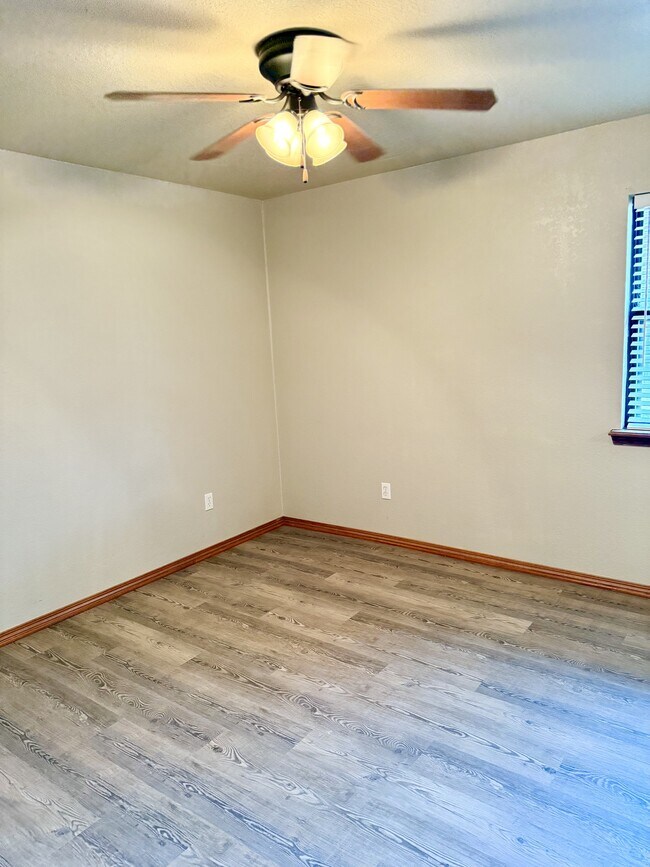 Foto del edificio - 2204 Lakeview Dr