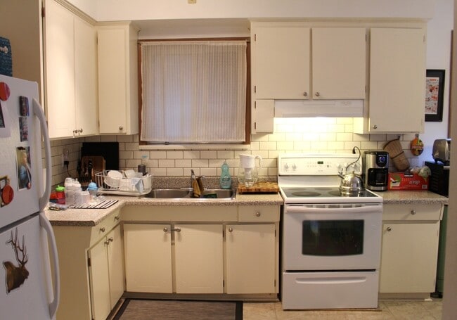 Kitchen - 646 Annette St