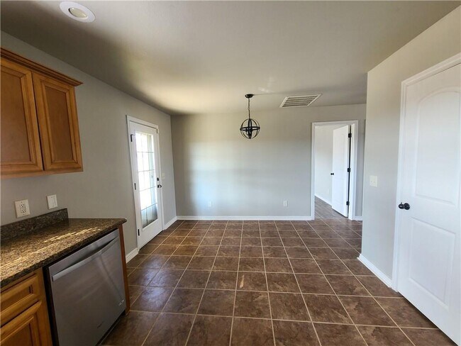 Building Photo - 580 Keswick Dr