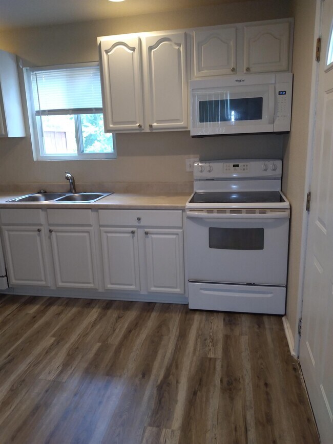Building Photo - 301 Greenbriar Rd