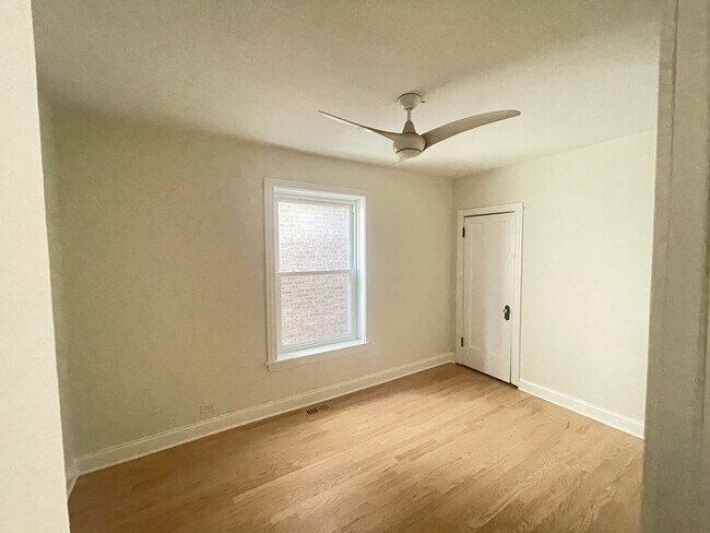 Bedroom with large closet - 5435 N Ashland Ave