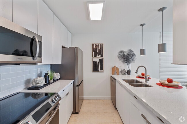 1 habitación, 1 baño - 700 pies cuadrados - Cocina - 1550 Brickell Ave