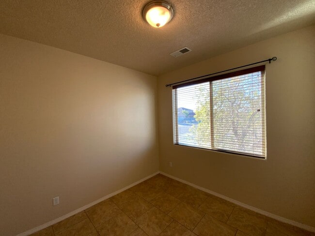 Building Photo - 4 Bedroom Home Available Near Golf Course ...