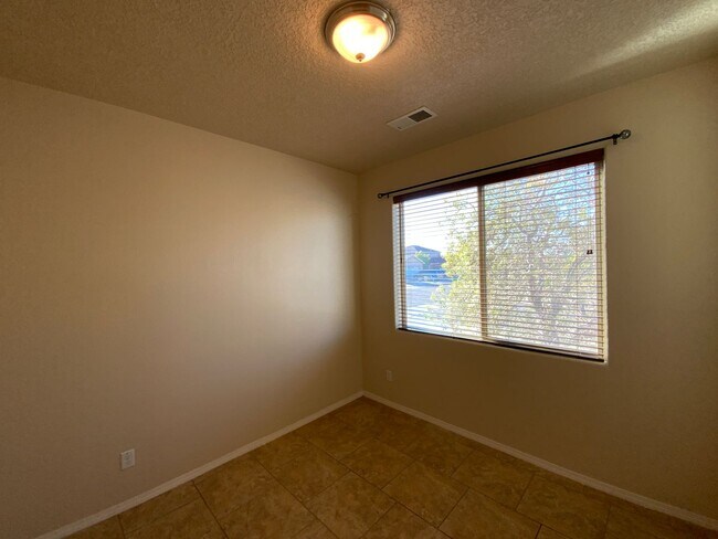 Foto del edificio - 4 Bedroom Home Available Near Golf Course ...