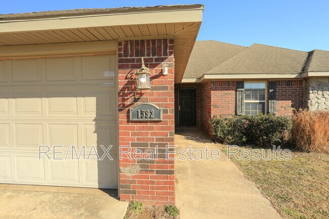 Foto del edificio - 1592 Hutchinson St