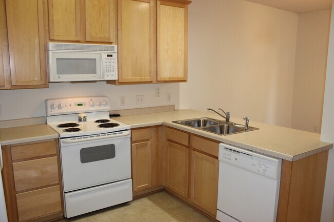 Building Photo - End Unit Town Home, Screened In Porch, 3 B...