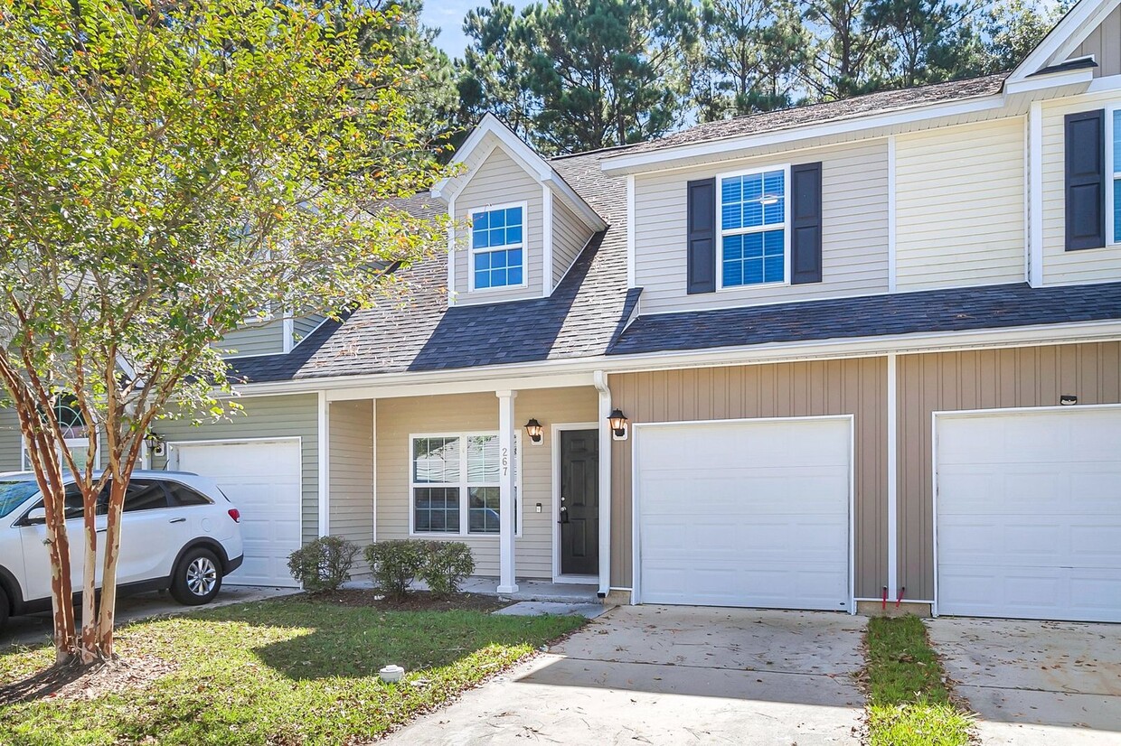 Primary Photo - Beautiful FOUR bedroom townhome in Goose C...
