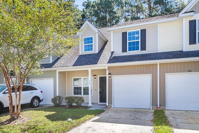 Building Photo - Beautiful FOUR bedroom townhome in Goose C...