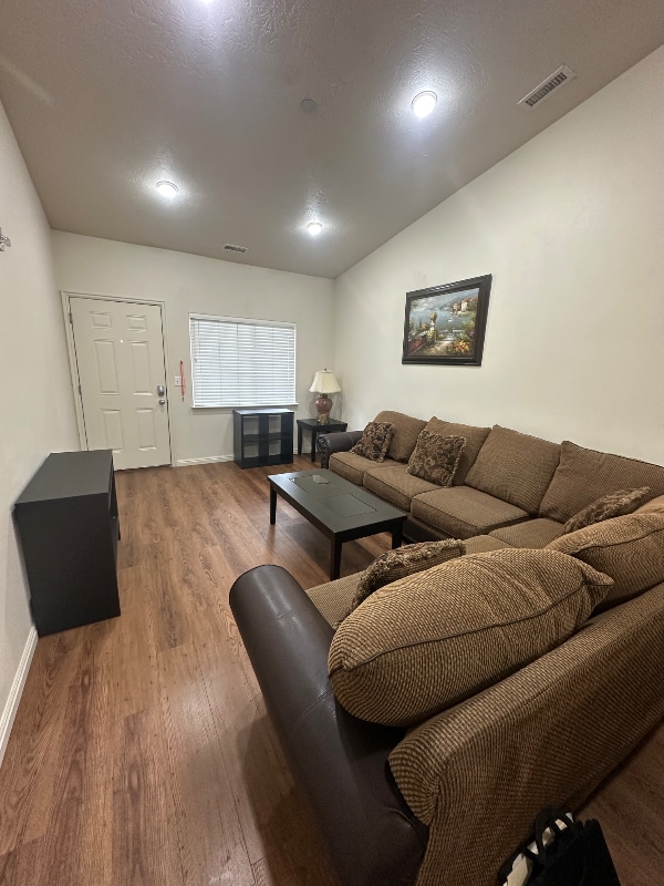 Foto del edificio - 1931 N Canyon Rd