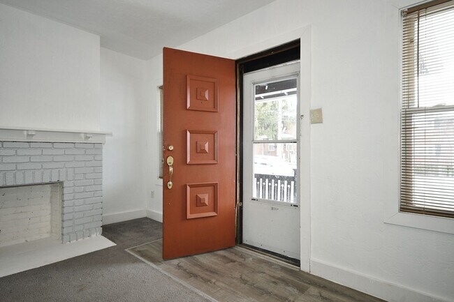 Foto del edificio - 2 Bed/1Bath Single Family Row House - Section 8 Considered