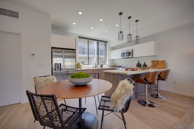 Building Photo - 6501 Flamingo Dr