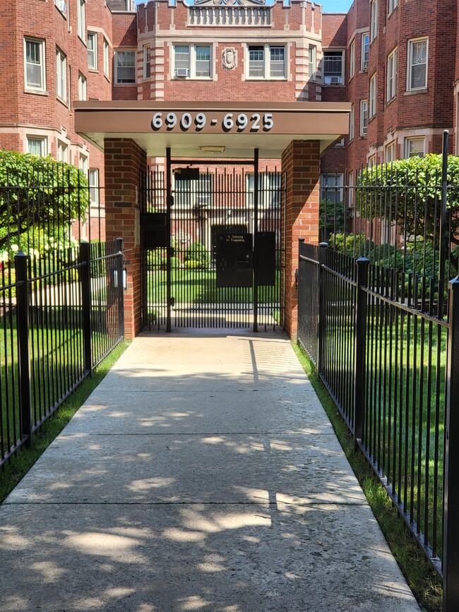 Building Photo - 6934 S Crandon Ave