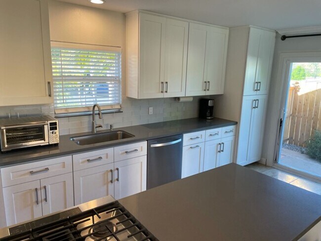 Foto del edificio - Poway: 4bd/2ba+ Attchd Gar - Single Level