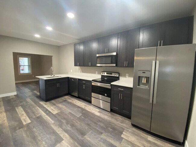 Building Photo - Beautifully remodeled 2 bed 1 bath unit in duplex!