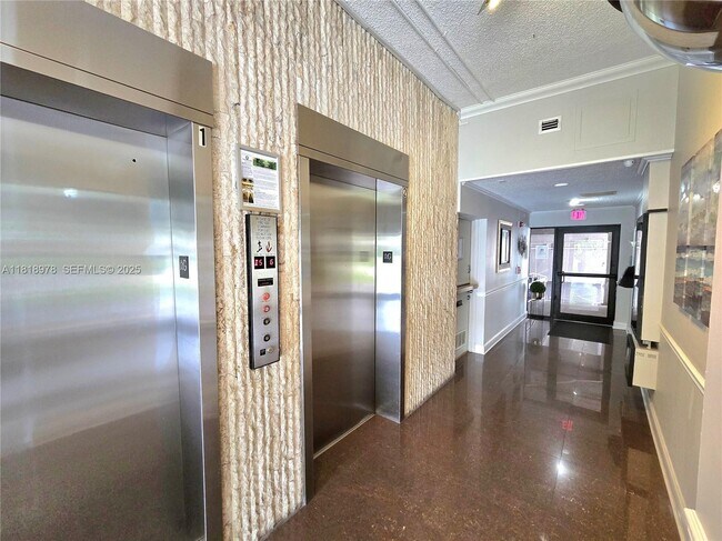 Foto del edificio - 2500 NE 135th St