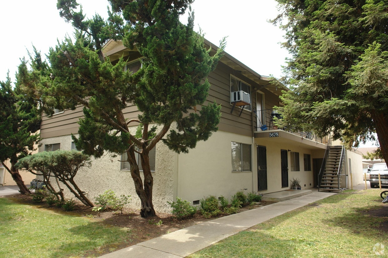 Building Photo - 5678 Hoffman Ct