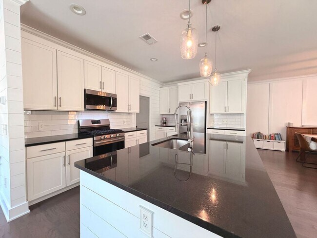Building Photo - Available July 1st. Beautiful 4 BR/2.5 BA Home in Highly Desirable Park West! Landscaping included!