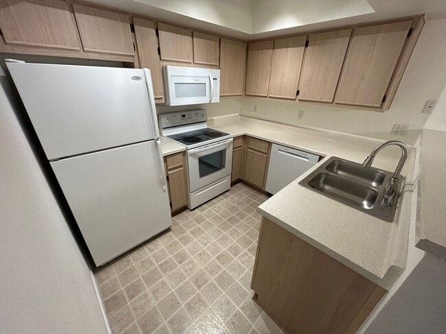 Building Photo - EXCELLANT ONE BEDROOM AND ONE BATHOOM SPRI...