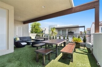 Building Photo - 5544 Palm Dr