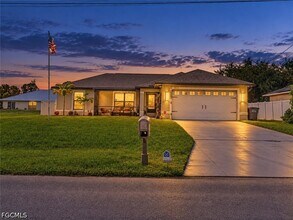 Building Photo - 522 NE Van Loon Ln