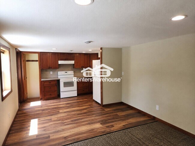 Building Photo - 208 4th St