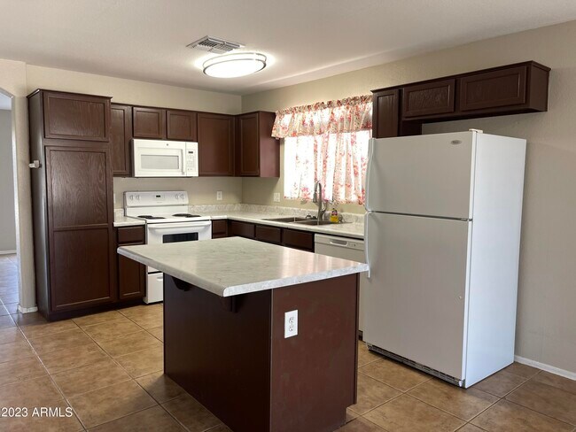 Foto del edificio - 6046 W Warner St