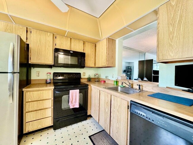 Building Photo - 7145 Huntington Ln
