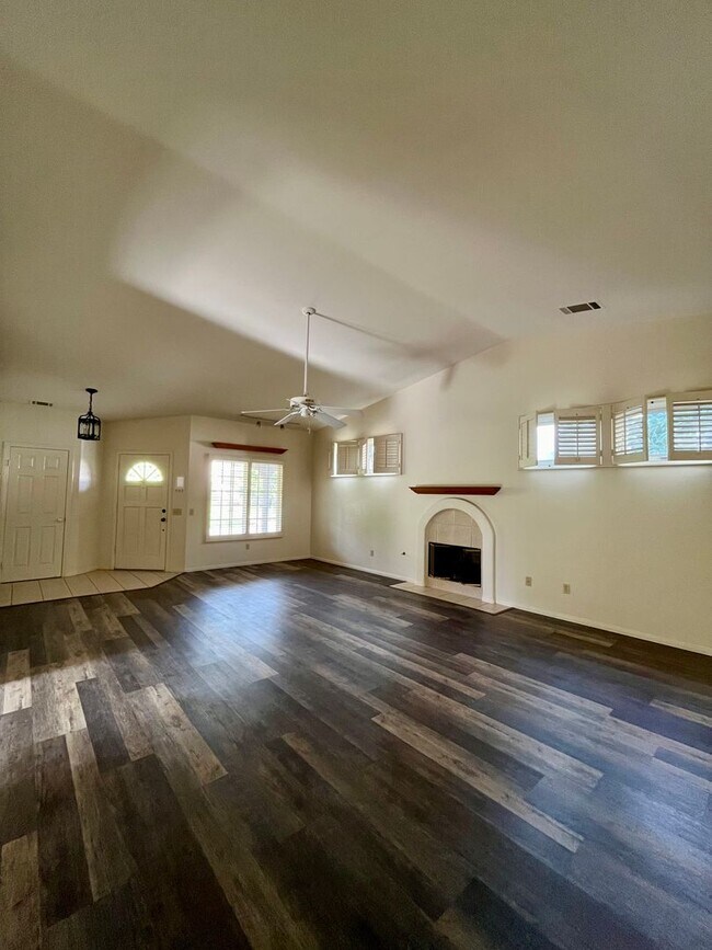 Foto del edificio - 153 Las Flores Dr