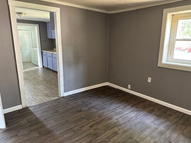 Building Photo - Charming 2-Bedroom, 1-Bathroom Home – $875/Month Elkhart, IN