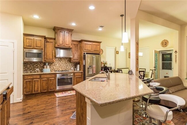 Foto del edificio - Beautiful 2 sty open flr plan with 4 large...
