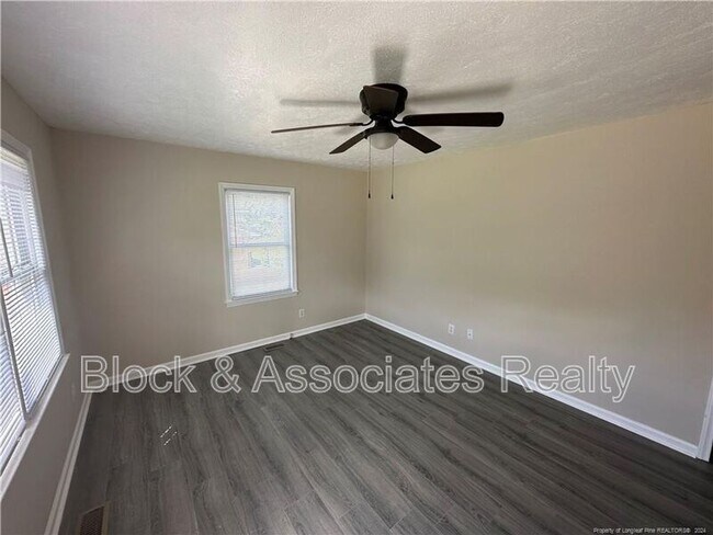 Foto del edificio - 4944 Fieldcrest Dr