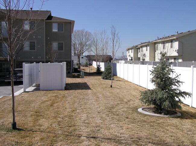 Building Photo - 541 E Rosewood Way S
