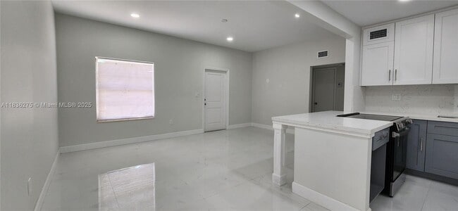 Building Photo - 830 NE 143rd St