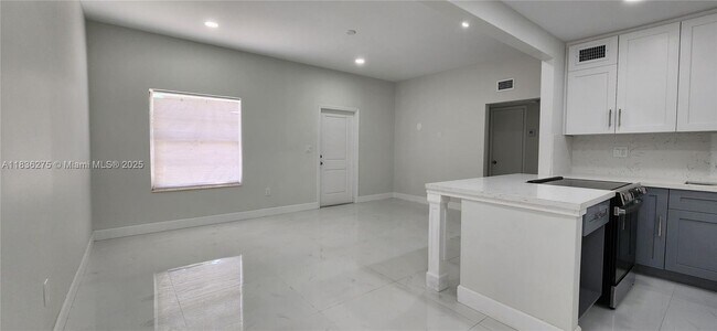 Foto del edificio - 830 NE 143rd St