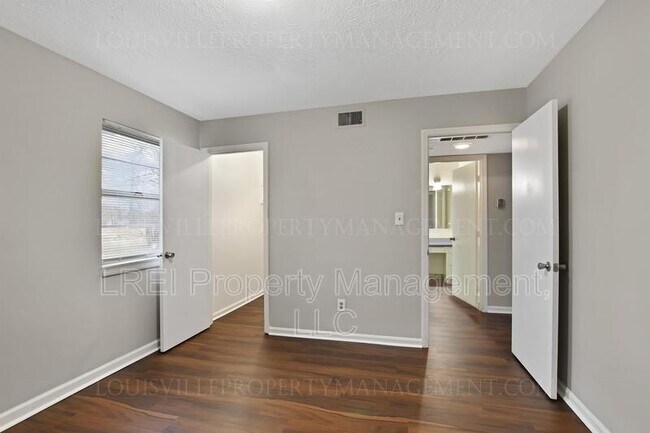 Foto del edificio - 160 W Blue Lick Rd