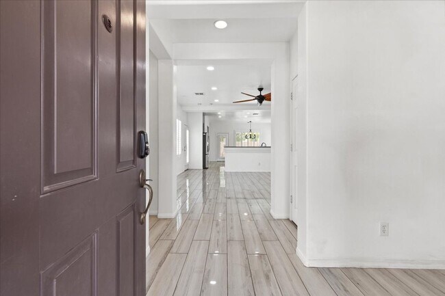 Foto del edificio - Coming Soon: 3 Bd, 3 Bth, Entertainer's Ki...