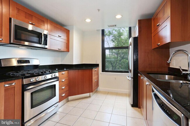 Foto del edificio - 2451 Midtown Ave